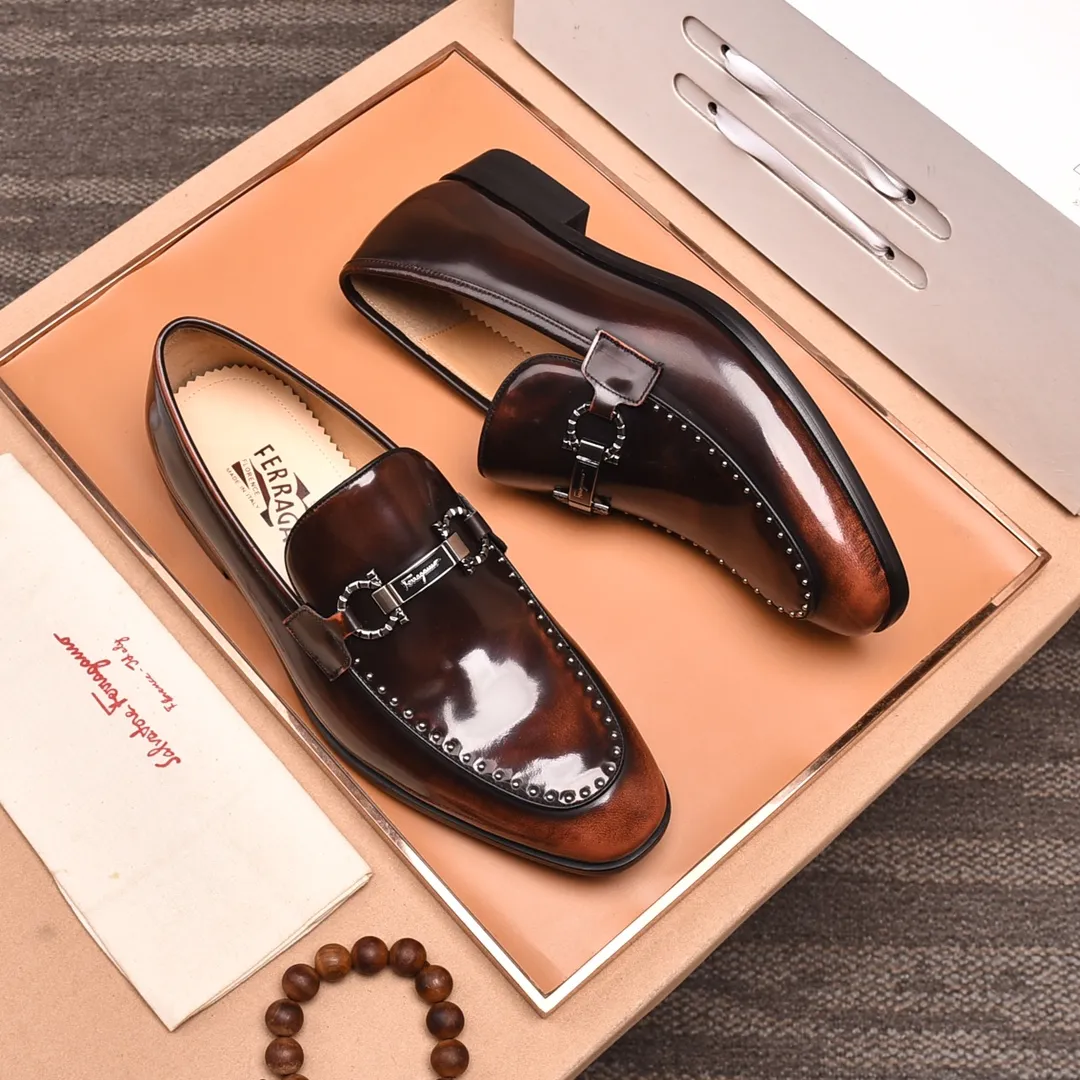 Men's shoes 💰540📛📛(water-dyed cowhide) Salvatore Ferragamo high-end (Salvatore Ferragamo) is the world's top luxury footwear brand. It comes from the fashion kingdom of Italy and is famous all over the world for its traditional handmade design and novel styles...🚶🏻🚶🏻New suit shoes are available simultaneously at the counter. This model is purely handmade. The fabric is imported from Italy's original first-layer cowhide. Soft water-dyed cowhide lining. Original authentic outsole🌀🌀Size: 38➖45